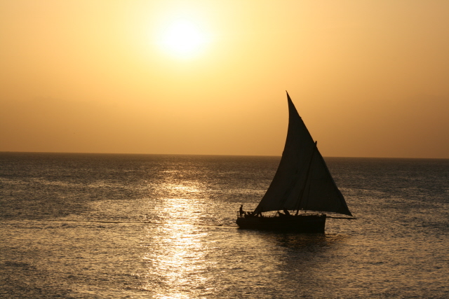 coucher de soleil sur l`ile de zanzibar